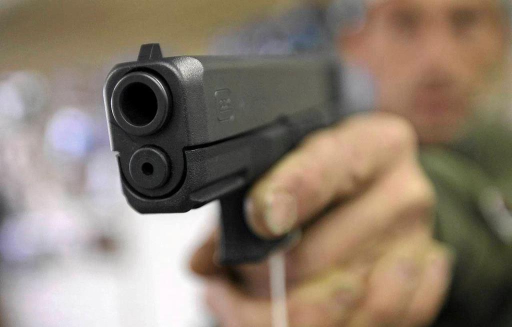 اقدام به سرقت مسلحانه با لباس یگان ویژه